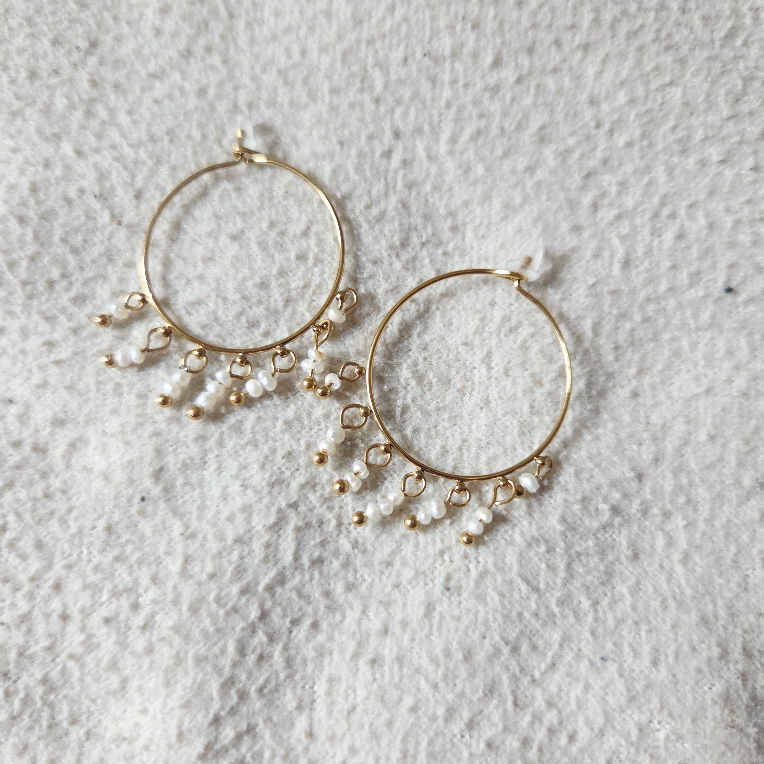 Boucles d’oreilles créoles  Zelie avec perles suspendues