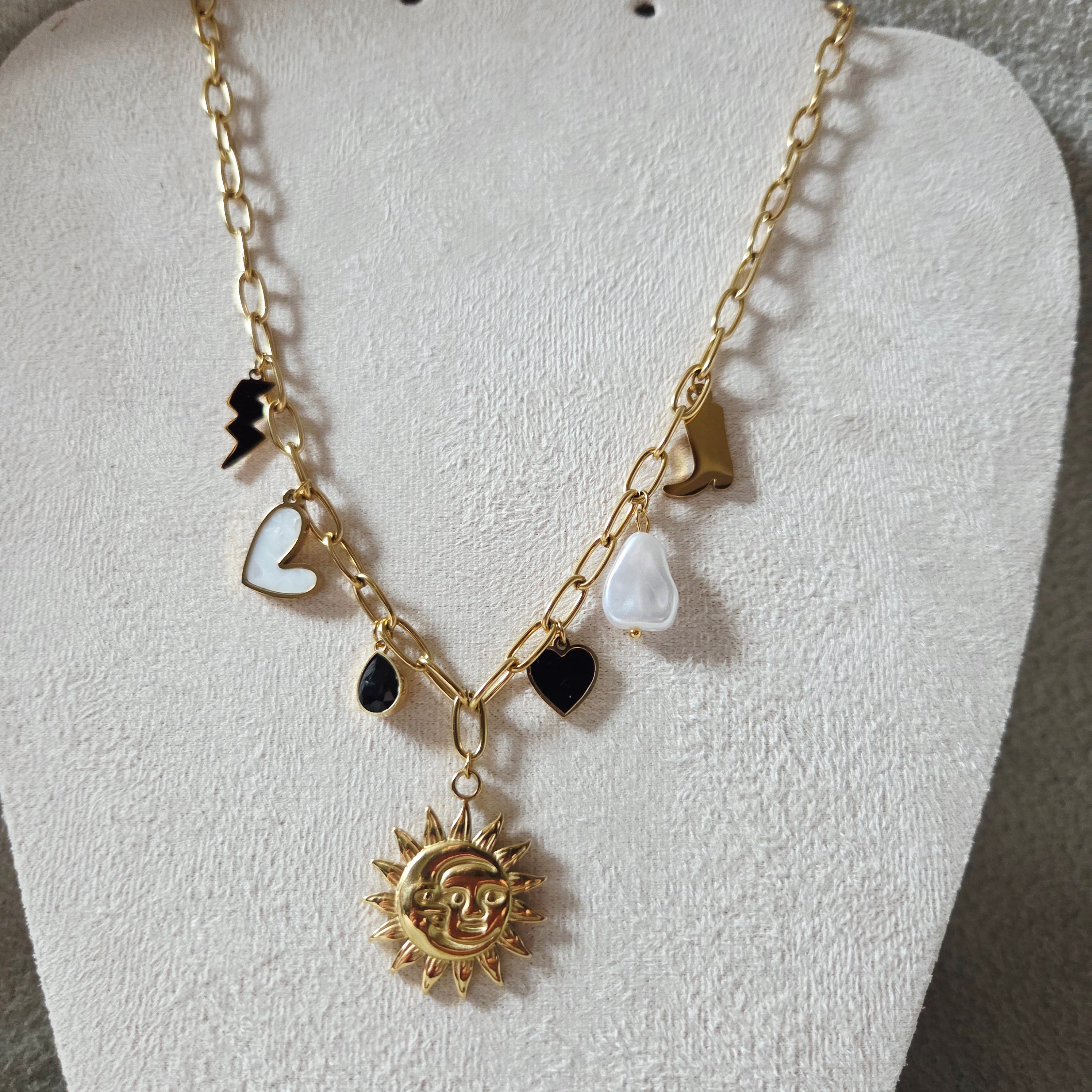 Collier Britany  Charms Soleil & Cœurs – Acier Inoxydable Doré