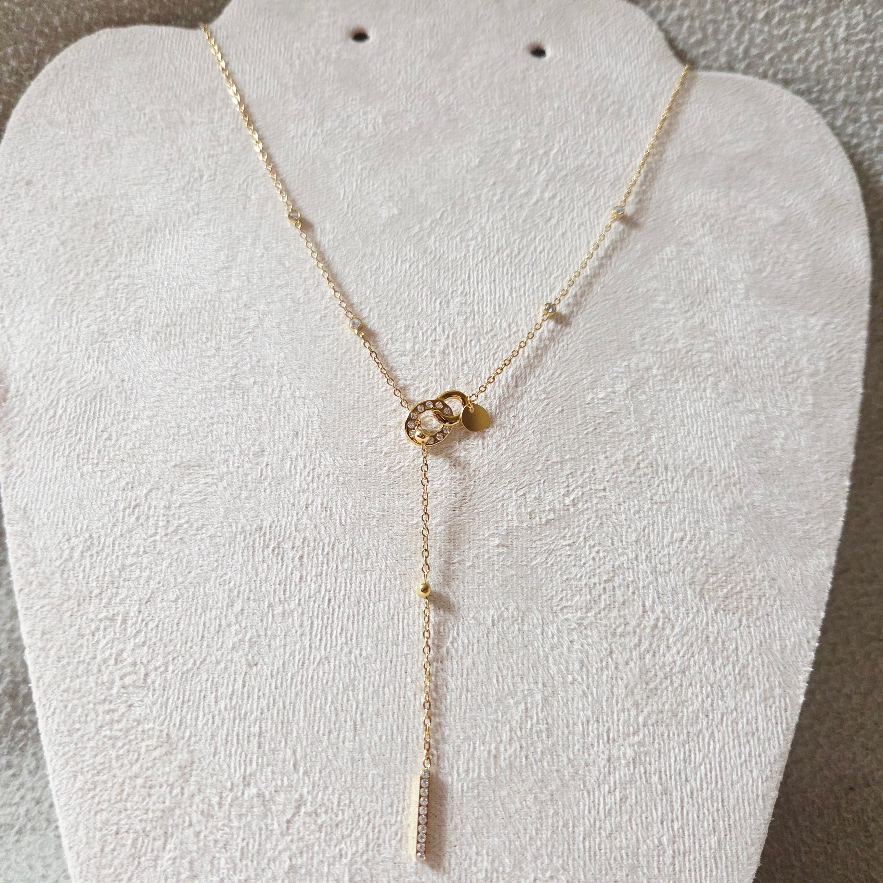 Collier Perle  doré chaîne fine sertie de strass fermoir