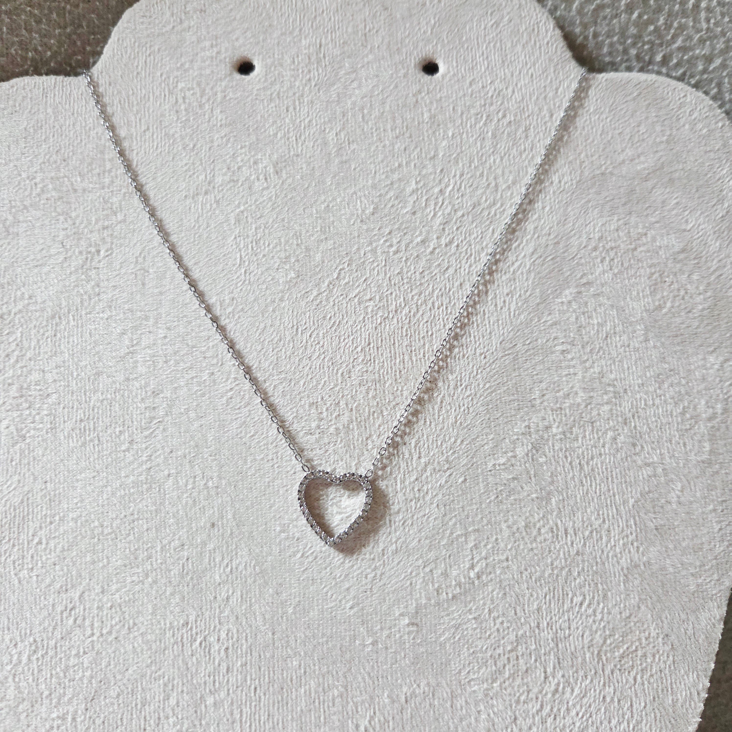 Collier chaîne fine argentée avec contour cœur Gloria