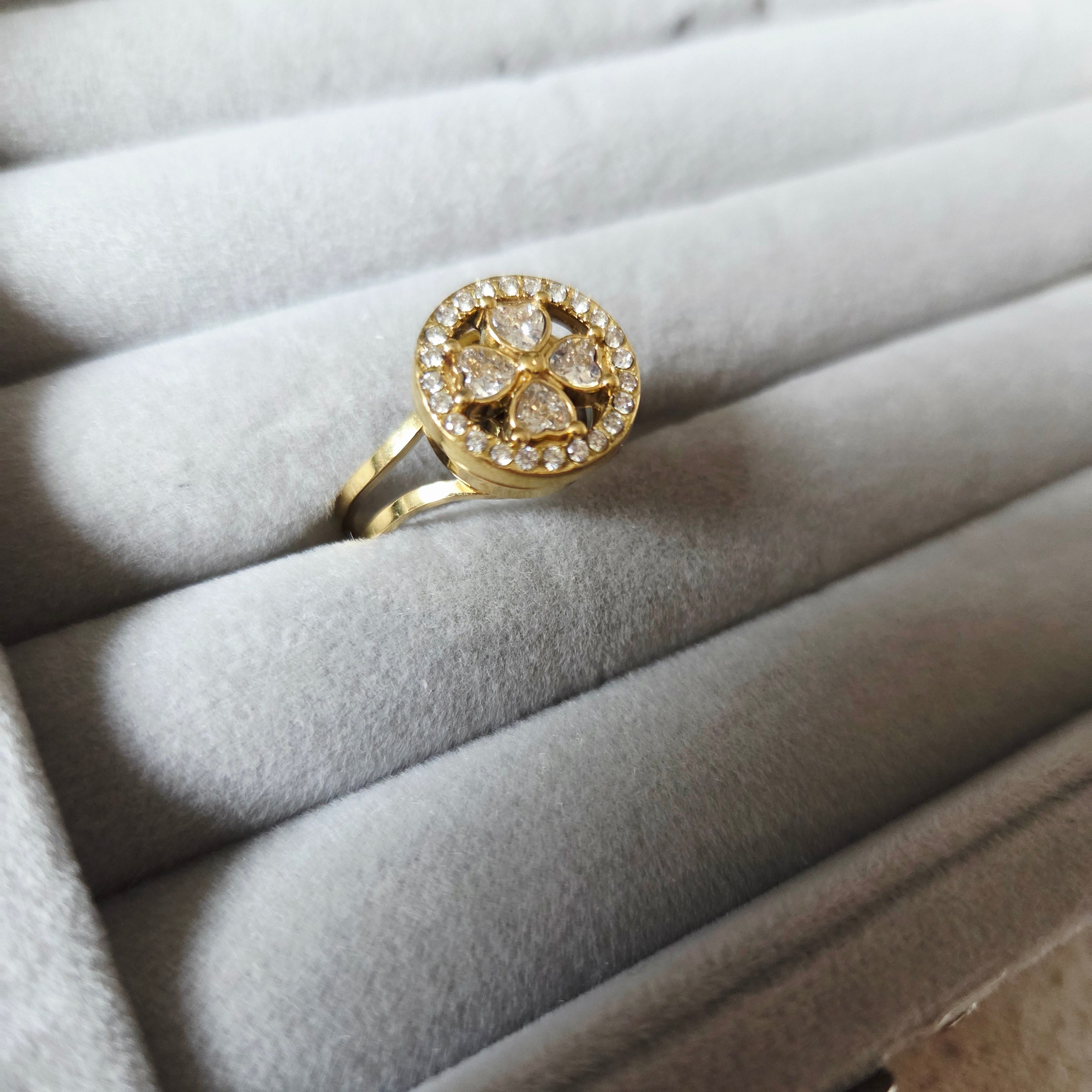 Bagues dorée ajustable anti stress cercle fleur 4 pétales Emma