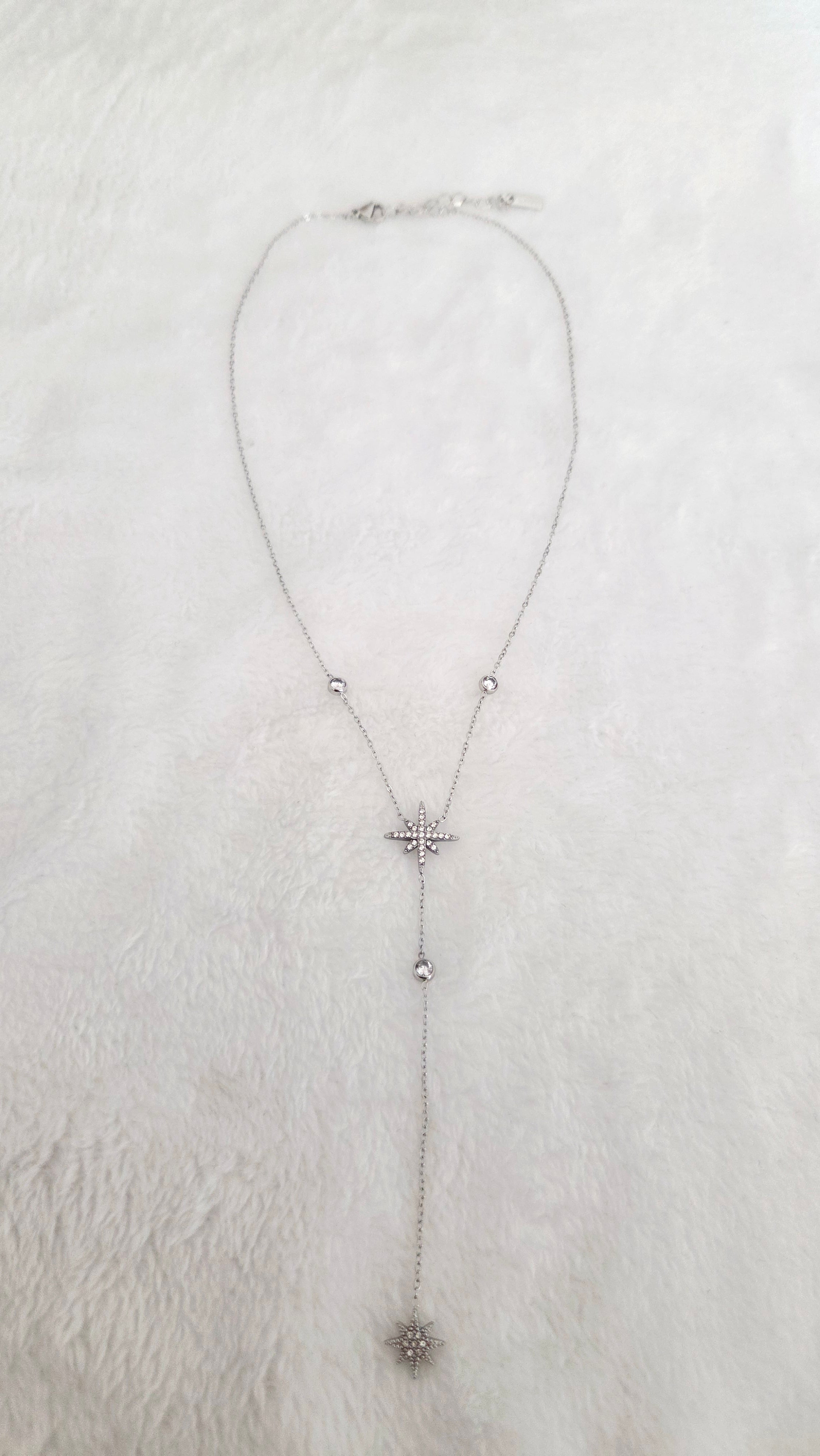 Collier en forme de Y Lucy