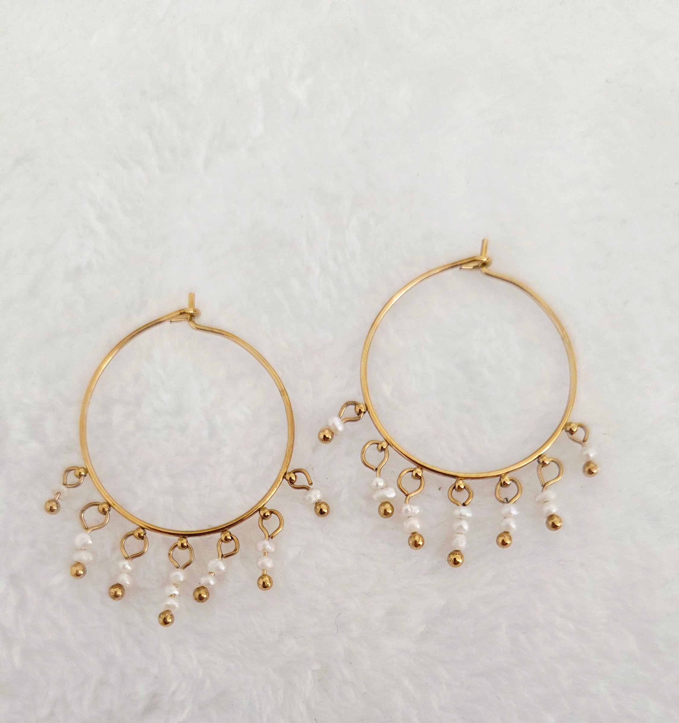 Boucles d’oreilles créoles  Zelie avec perles suspendues