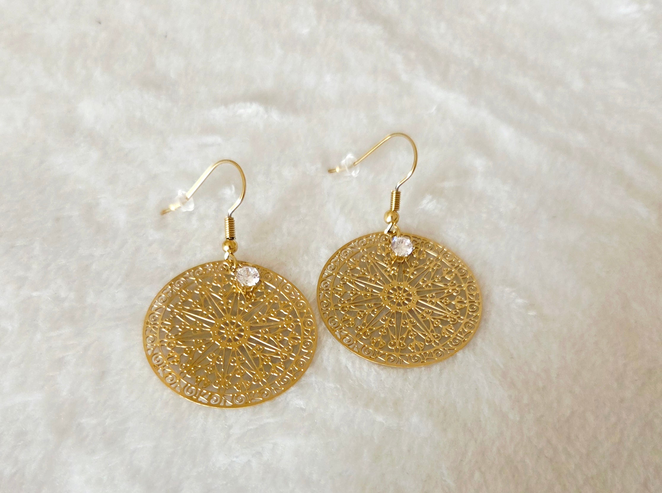 Boucles d’oreilles dorées ajourées avec strass Maylis