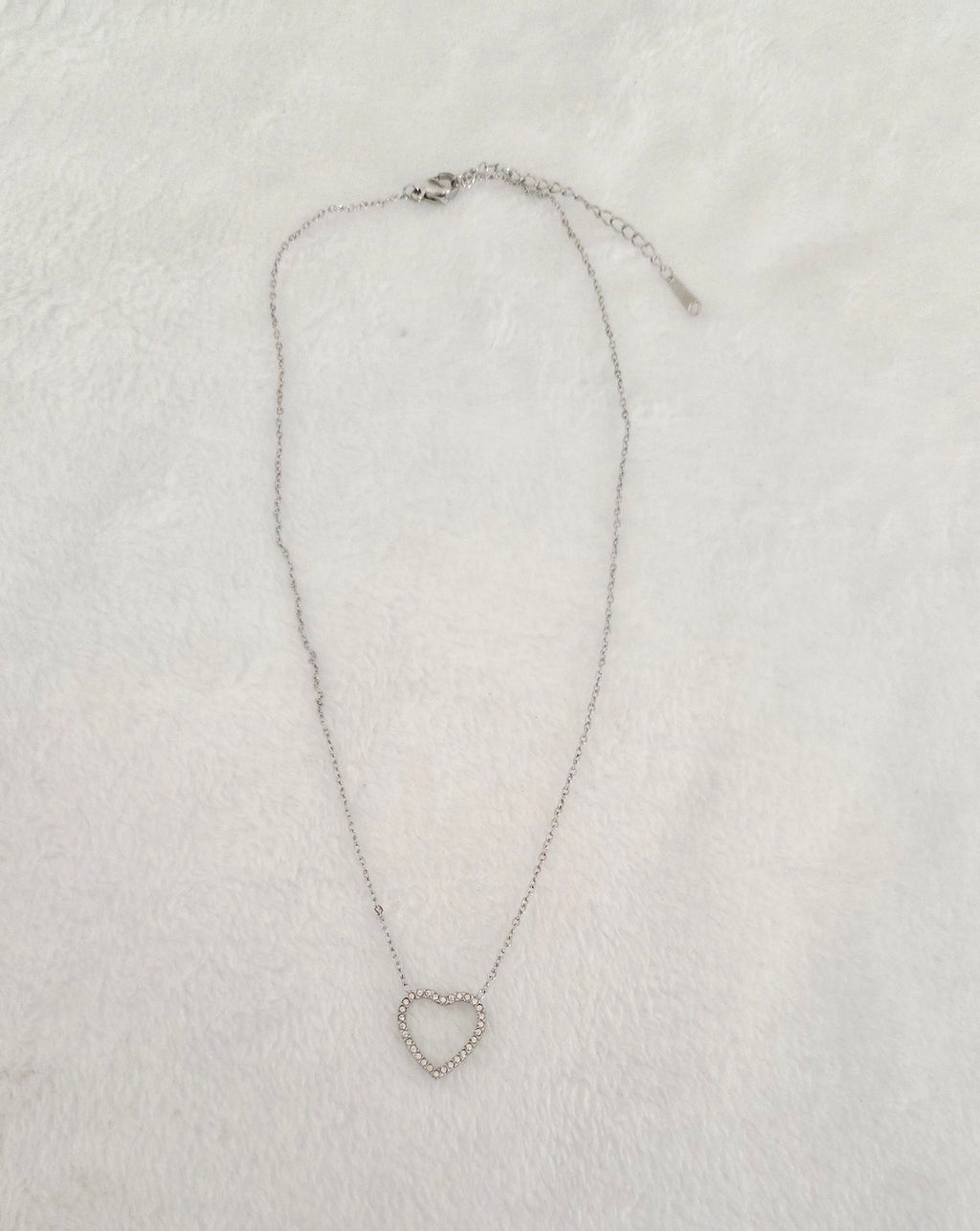 Collier chaîne fine argentée avec contour cœur Gloria