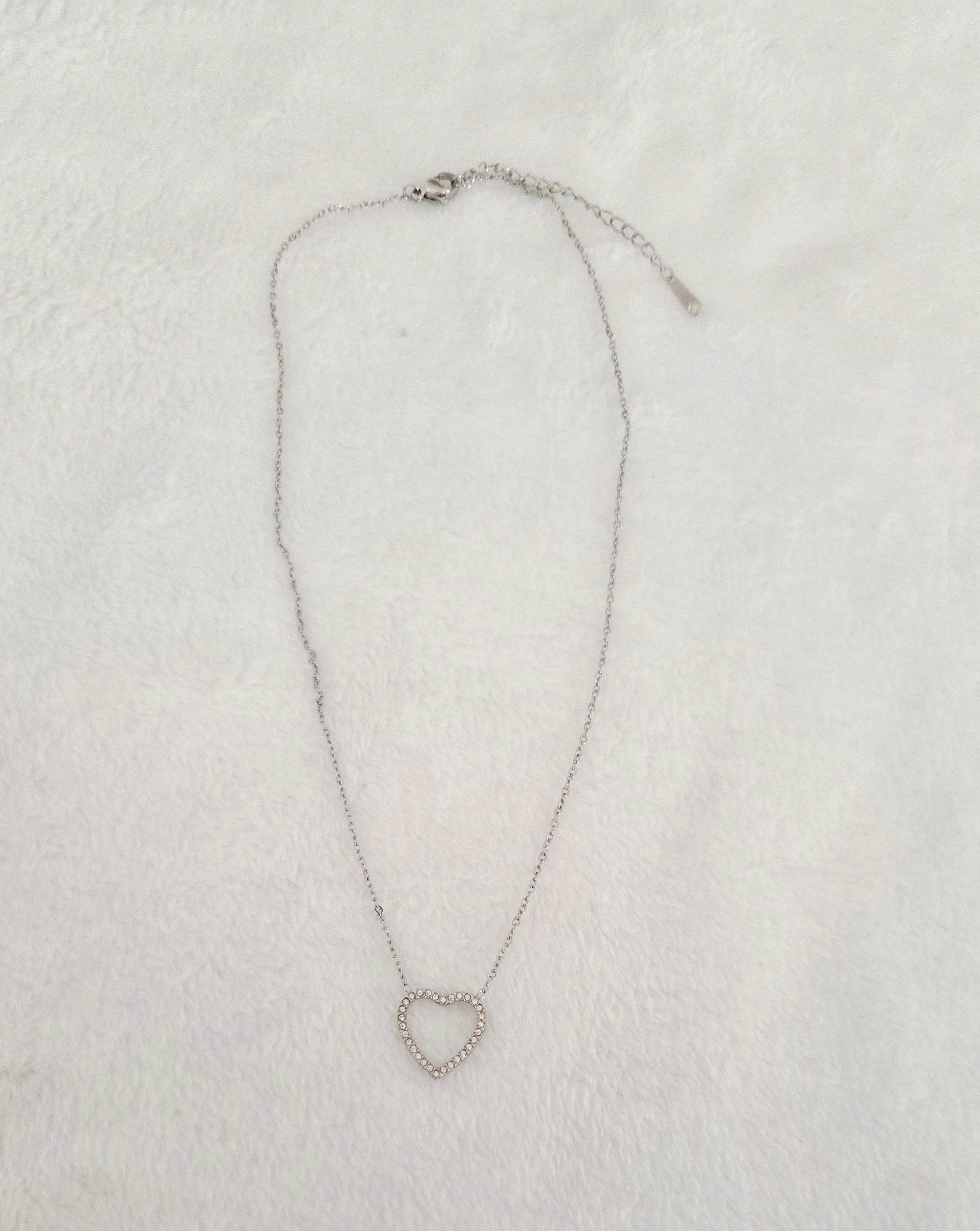 Collier chaîne fine argentée avec contour cœur Gloria