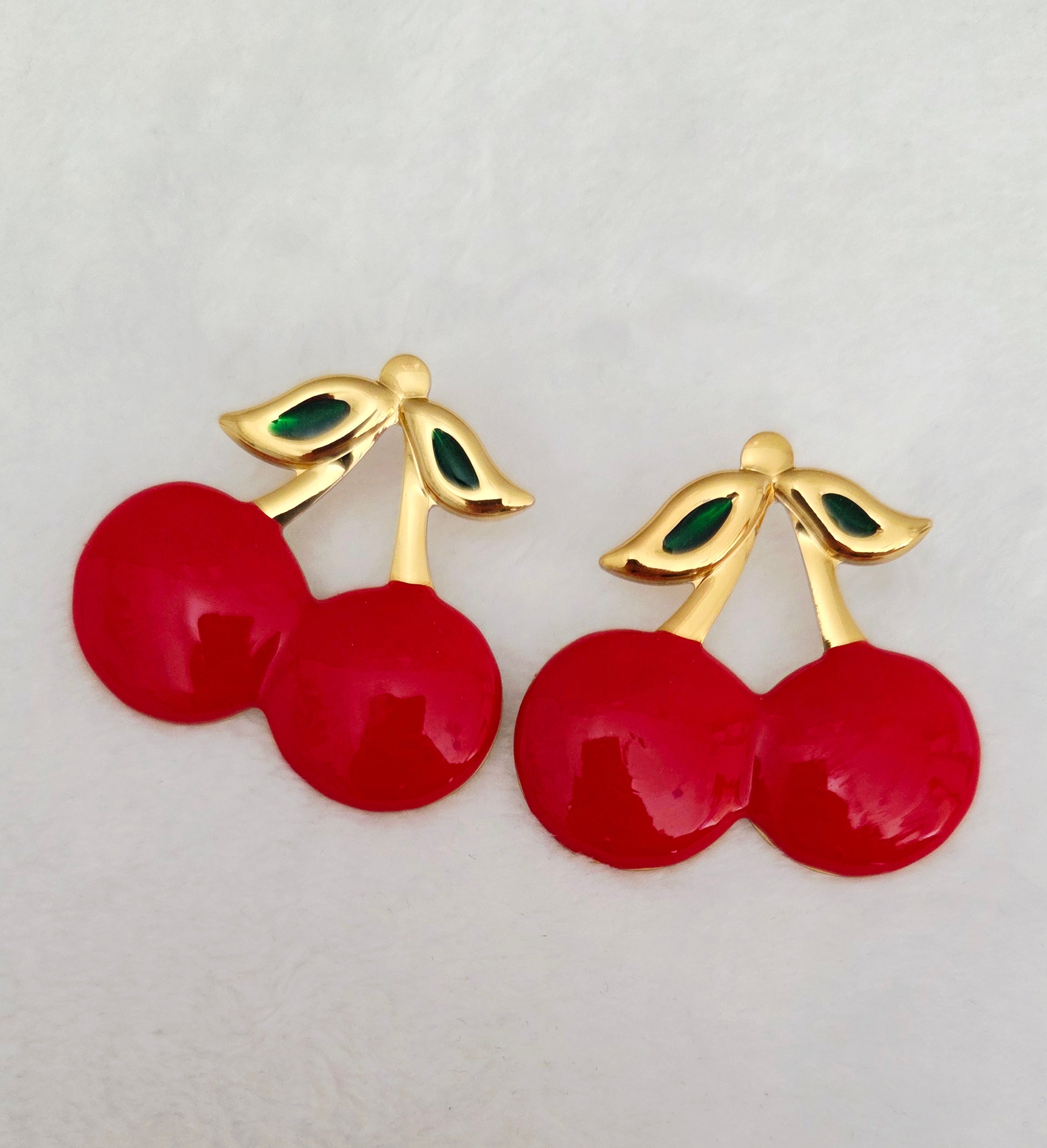 Boucles d’oreilles cerises émaillées rouge