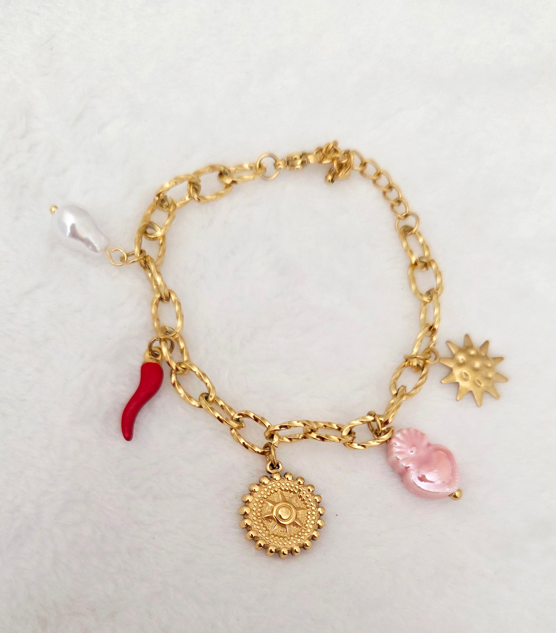 Bracelet Charms Doré – Soleil, Cœur et Perles
