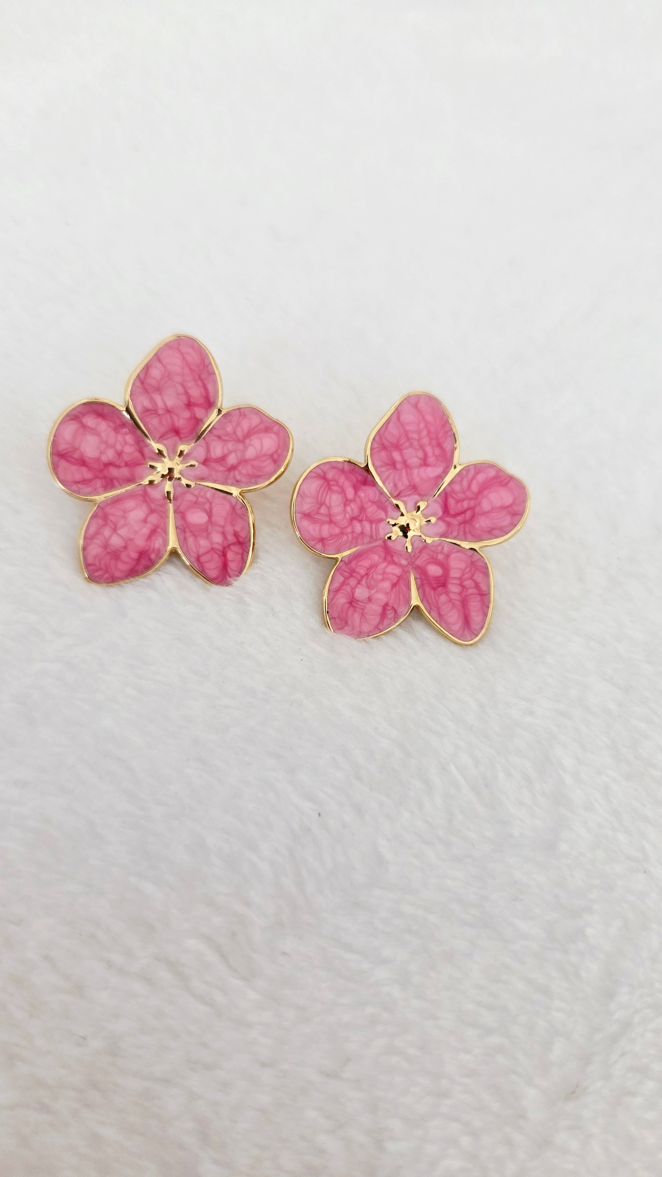 Boucles d’Oreilles Fleur Émaillée – Rose - Doré