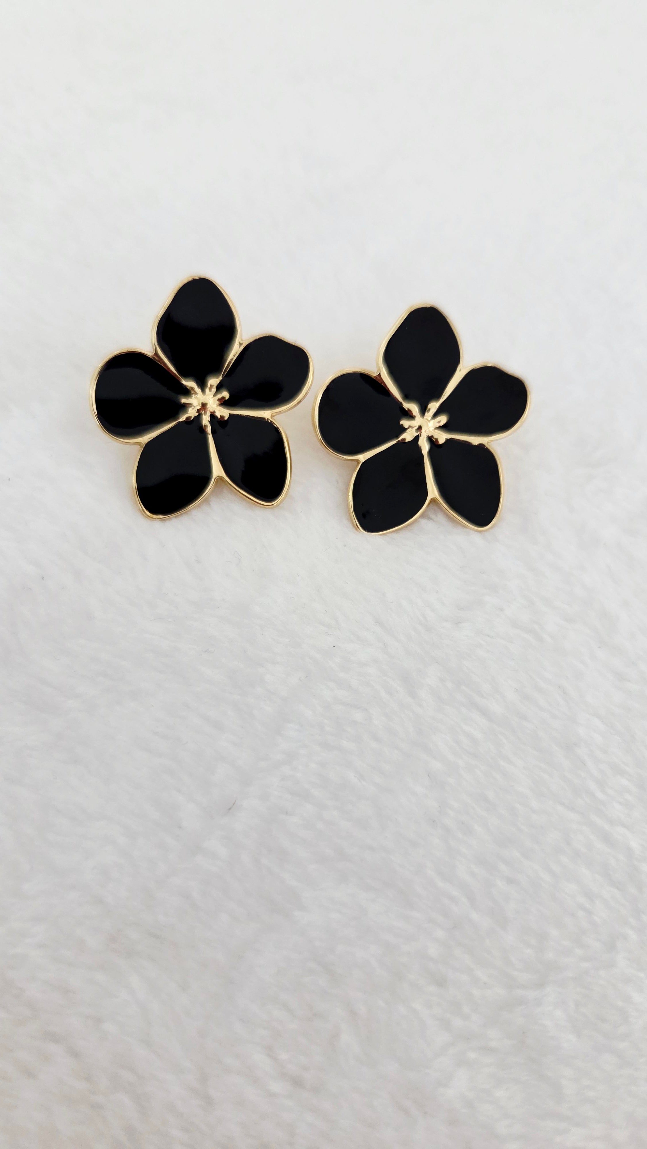 Boucles d’Oreilles Fleur Émaillée – Noir - Doré