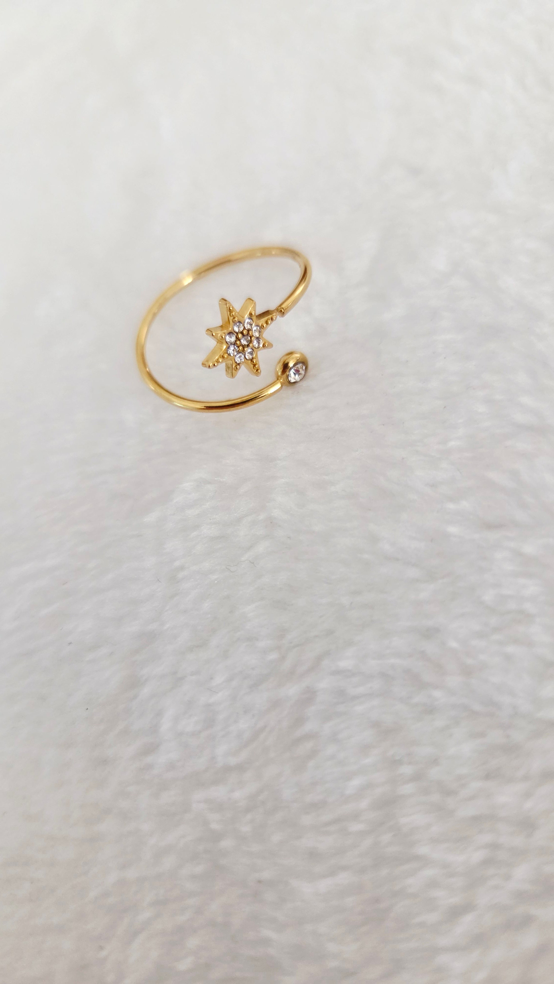 Bague ajustable étoile dorée – strass