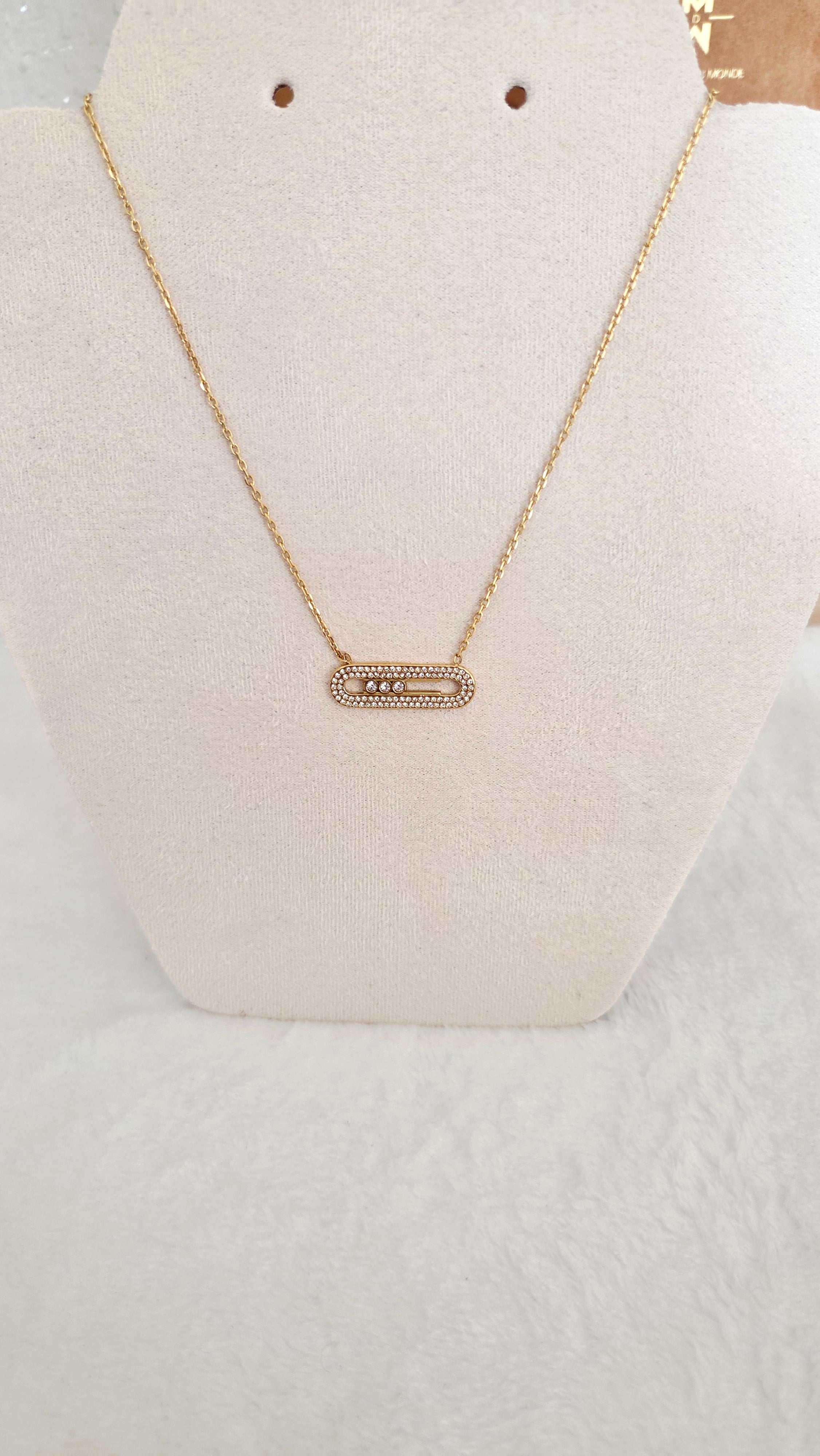 Collier élégant  – pendentif ovale